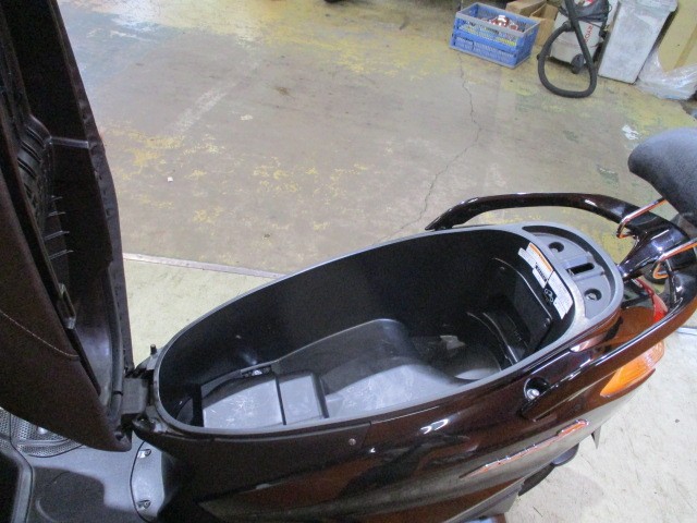 アクシスＺはこのやばいくらい広いメットインも人気ですよ！通勤通学にももってこいの一台！！